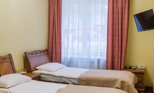 Номер первой категории Стандарт с видом на дорогу (Twin/Double) одноместное/двухместное