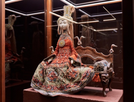 Галерея Виктора Бронштейна, в галерее находится экспозиция скульптур Даши Намдакова